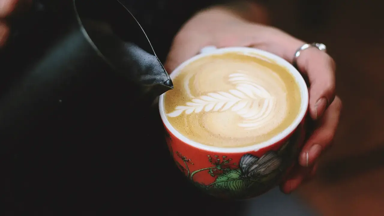 Idealna pianka do kawy w domu: Spień mleko jak barista!