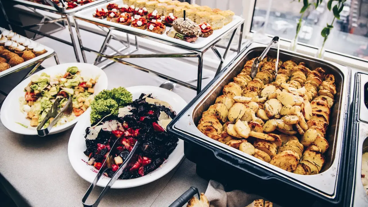Catering: Dieta pudełkowa i stół szwedzki. Jak jeść z klasą?