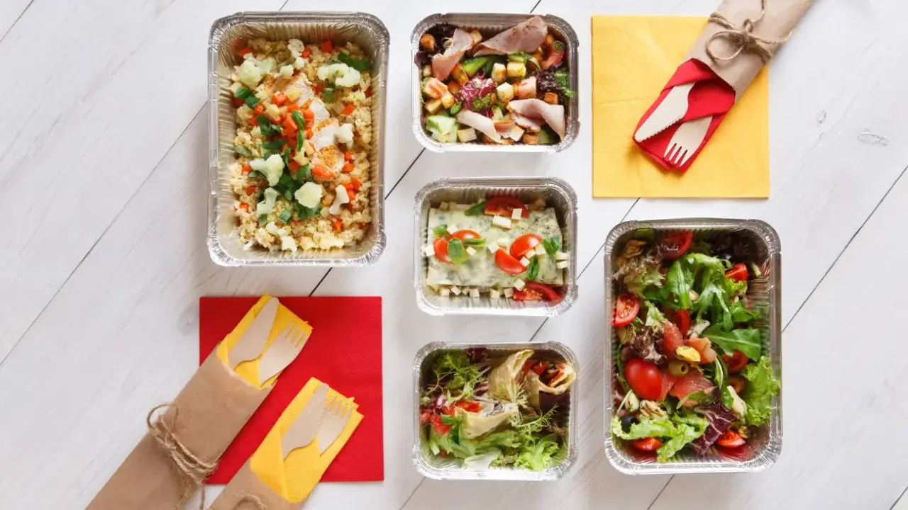 Catering na 30 osób: Ile kosztuje i jak nie przepłacić?