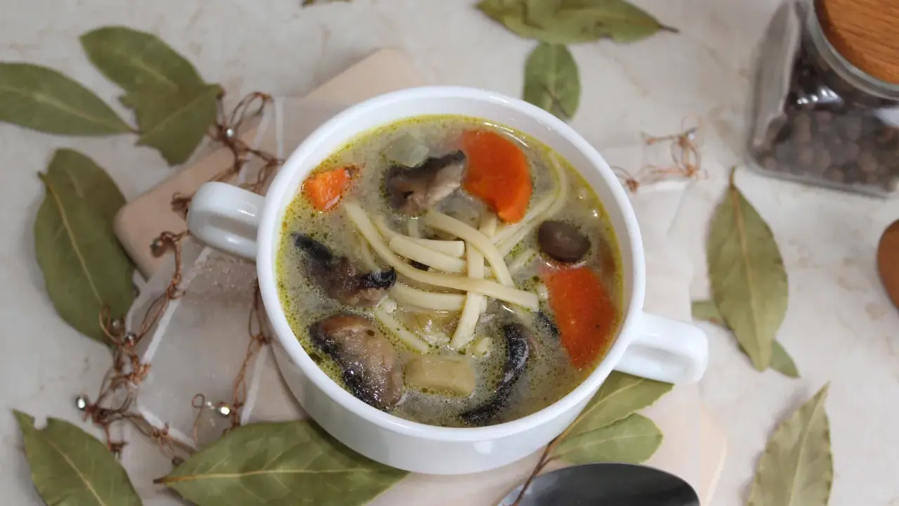 Perfekcyjna zupa pieczarkowa z makaronem? Przepis, który zawsze się uda