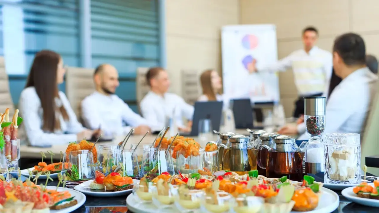Marketing dla cateringu: Jak zdobyć klientów i rozwijać biznes?