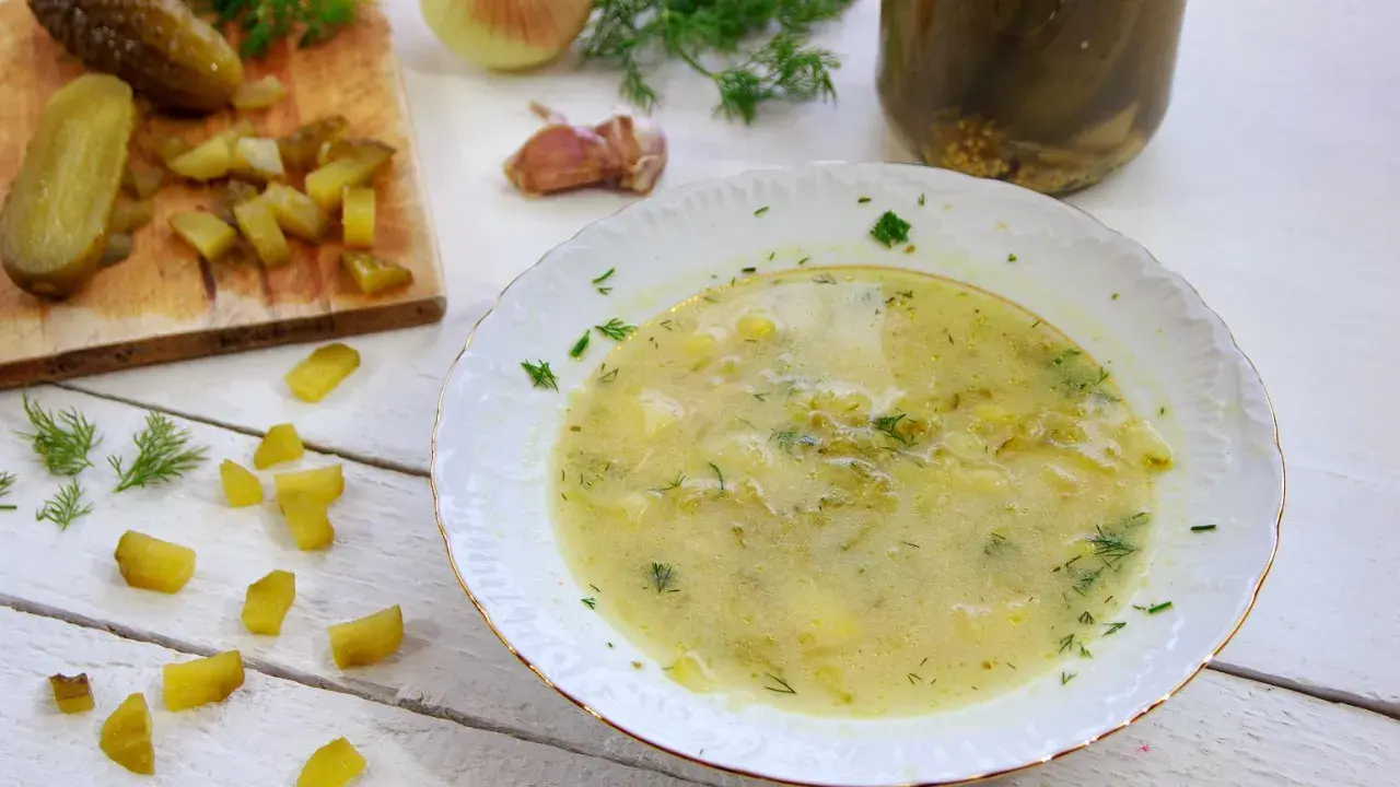 Domowe ogórki tarte na zupę ogórkową: Przepis babci na zimę