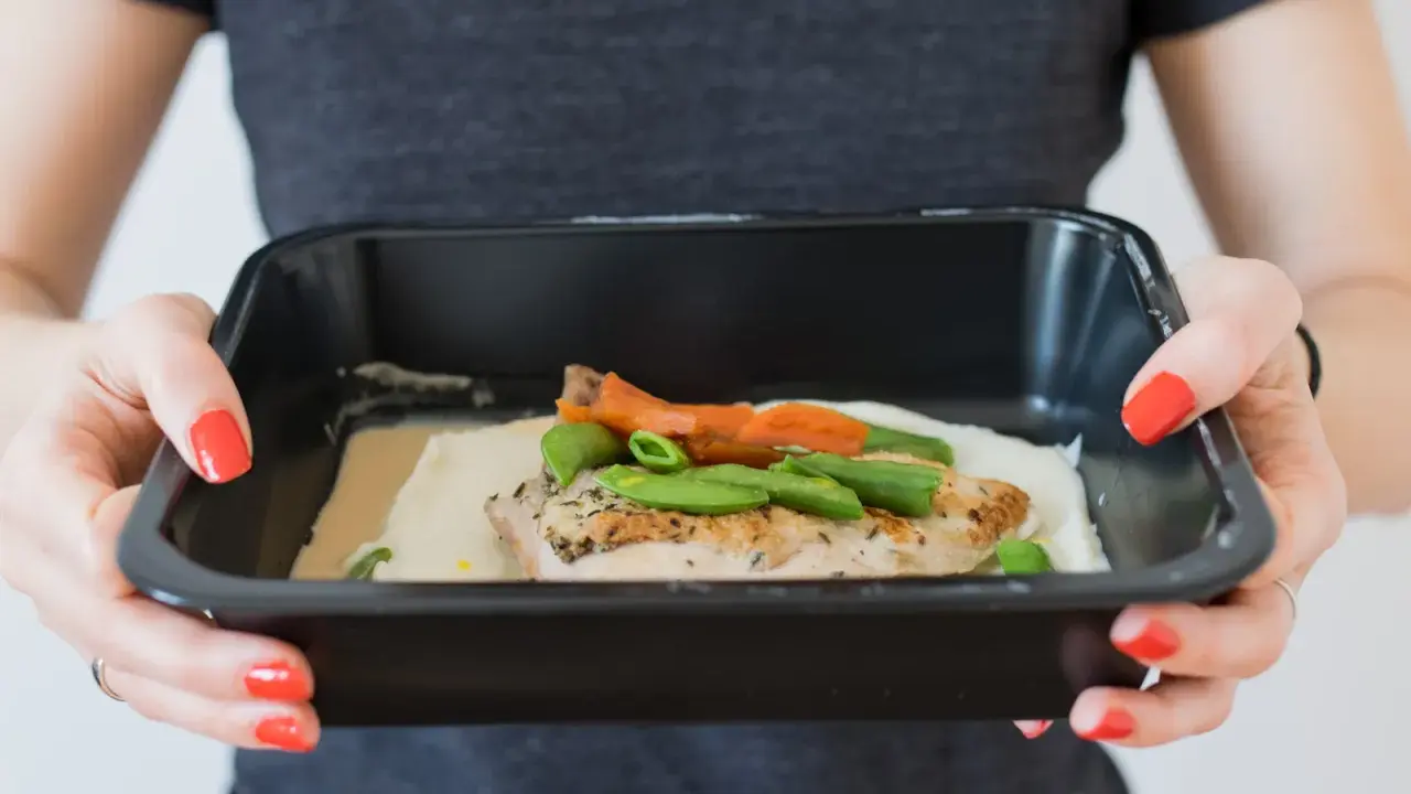 Miesięczny catering: ile kosztuje? Oszczędź do 1000 zł!