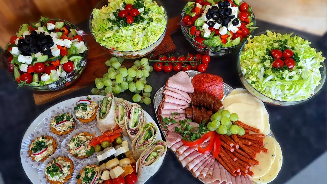 Catering na 20 osób: Ile kosztuje? Odkryj ceny i uniknij pułapek!