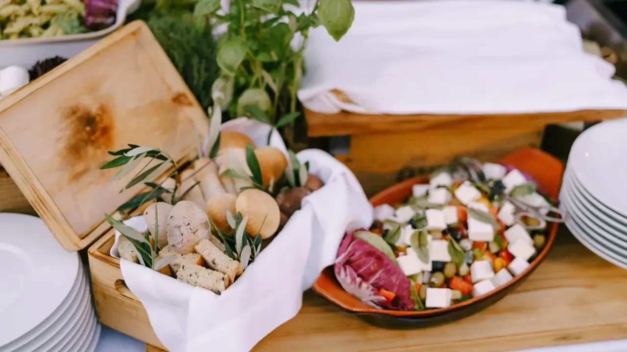 Catering na 50 osób: Od 2000 do 15000 zł co wpływa na cenę?