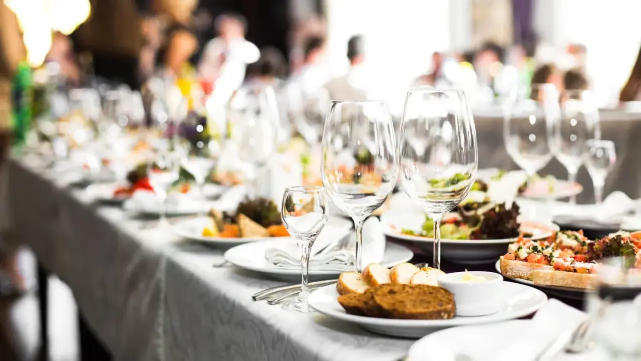 Catering: Kiedy się opłaca? Koszty, czas i efekt WOW na Twojej imprezie.