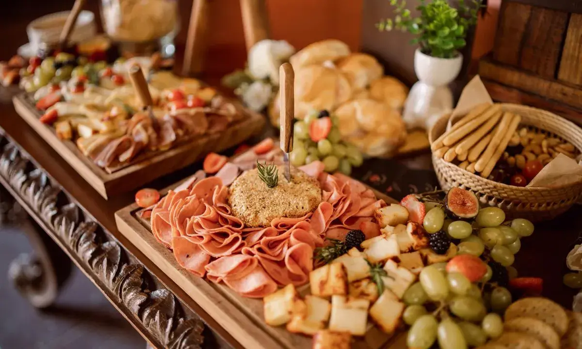 Catering: Ile za osobę? Poznaj ceny i zaoszczędź na imprezie