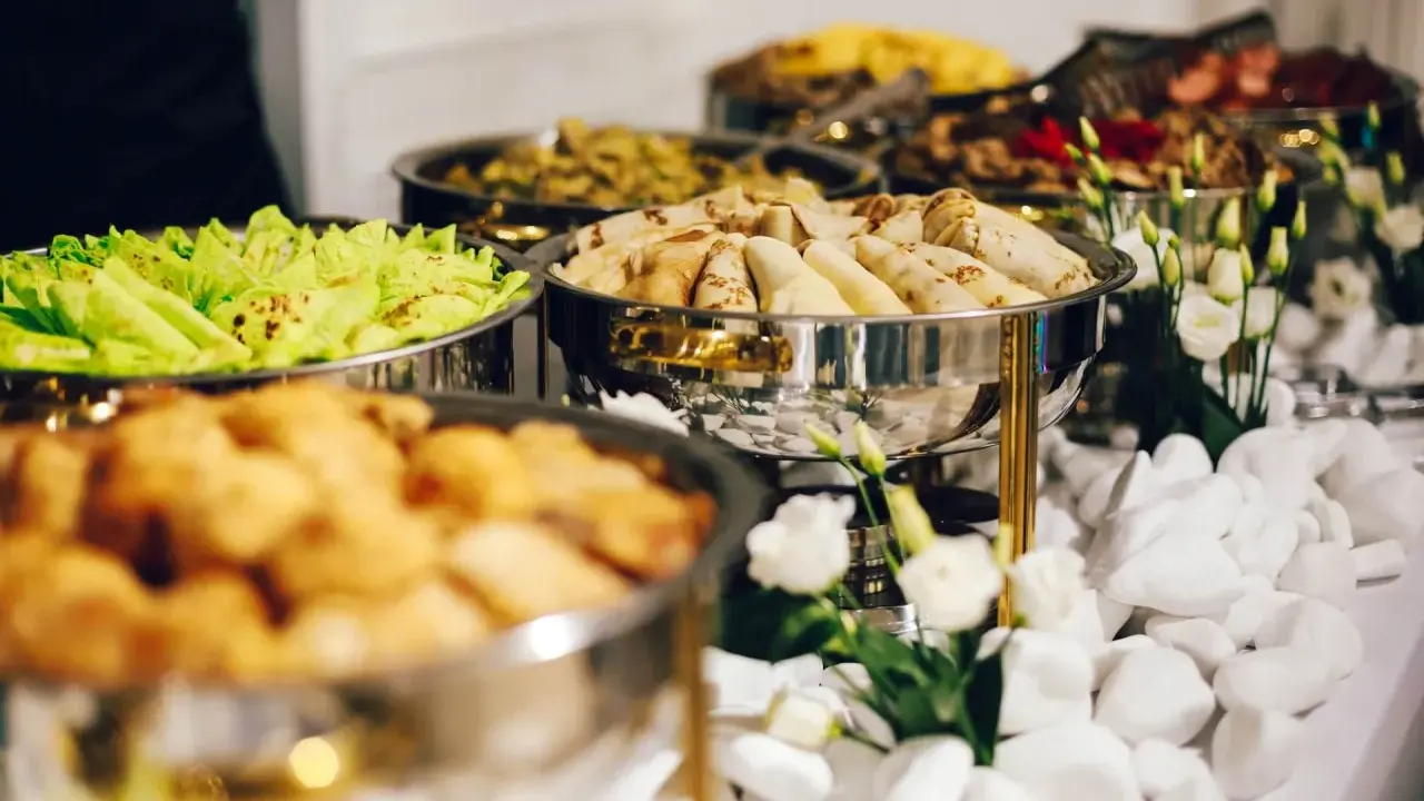 Ile kosztuje catering na 15 osób? Uniknij ukrytych opłat!