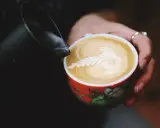 Idealna pianka do kawy w domu: Spień mleko jak barista!