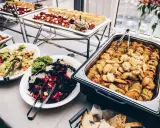 Catering: Dieta pudełkowa i stół szwedzki. Jak jeść z klasą?