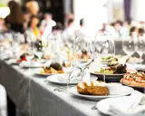 Catering: Kiedy się opłaca? Koszty, czas i efekt WOW na Twojej imprezie.