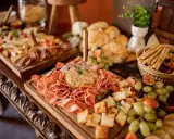 Catering: Ile za osobę? Poznaj ceny i zaoszczędź na imprezie