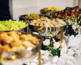 Ile kosztuje catering na 15 osób? Uniknij ukrytych opłat!