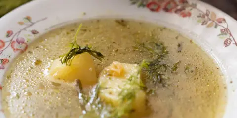 Zupa ogórkowa: zdrowa? Kalorie, probiotyki i jak ją ulepszyć