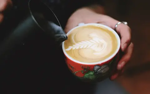Idealna pianka do kawy w domu: Spień mleko jak barista!