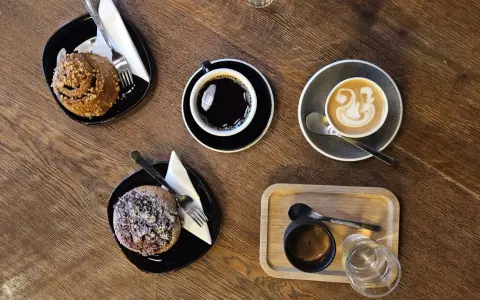 Flat White: Co to? Różnice, przepis i sekrety domowego baristy