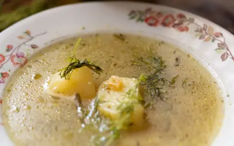 Zupa ogórkowa: zdrowa? Kalorie, probiotyki i jak ją ulepszyć