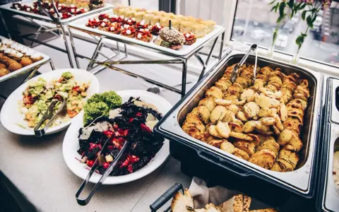 Catering: Dieta pudełkowa i stół szwedzki. Jak jeść z klasą?