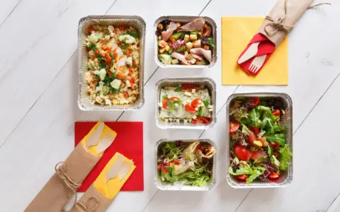 Catering na 30 osób: Ile kosztuje i jak nie przepłacić?