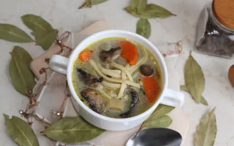 Perfekcyjna zupa pieczarkowa z makaronem? Przepis, który zawsze się uda