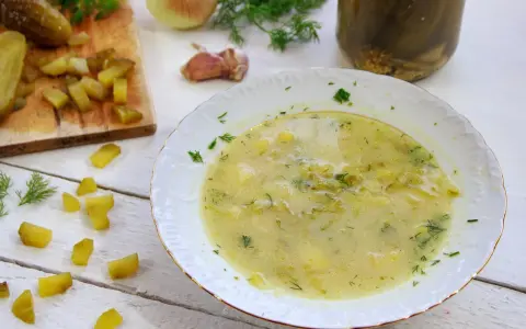 Domowe ogórki tarte na zupę ogórkową: Przepis babci na zimę
