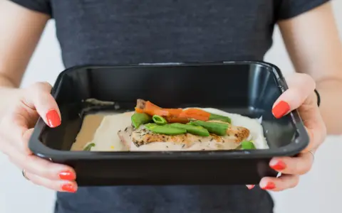 Miesięczny catering: ile kosztuje? Oszczędź do 1000 zł!