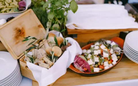 Catering na 50 osób: Od 2000 do 15000 zł co wpływa na cenę?