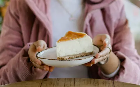 Sernik nie opada? Klucz to temperatura i studzenie!