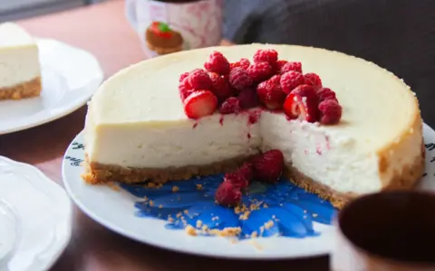 Sernik bez opadania i pękania? Odkryj sekrety perfekcji!