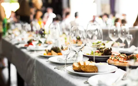 Catering: Kiedy się opłaca? Koszty, czas i efekt WOW na Twojej imprezie.