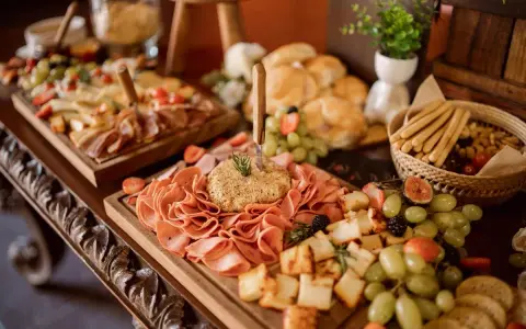 Catering: Ile za osobę? Poznaj ceny i zaoszczędź na imprezie