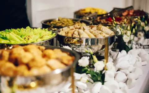 Ile kosztuje catering na 15 osób? Uniknij ukrytych opłat!