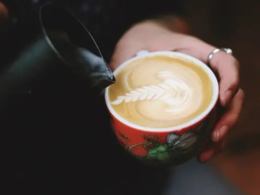 Idealna pianka do kawy w domu: Spień mleko jak barista!
