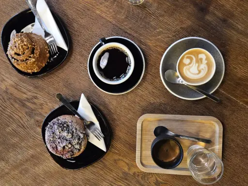 Flat White: Co to? Różnice, przepis i sekrety domowego baristy