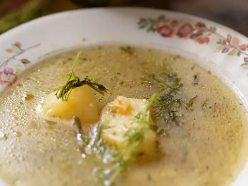 Zupa ogórkowa: zdrowa? Kalorie, probiotyki i jak ją ulepszyć