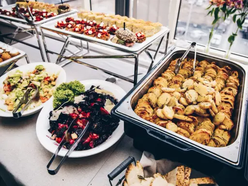 Catering: Dieta pudełkowa i stół szwedzki. Jak jeść z klasą?