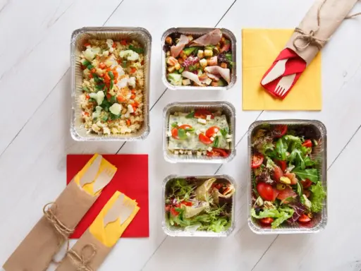 Catering na 30 osób: Ile kosztuje i jak nie przepłacić?