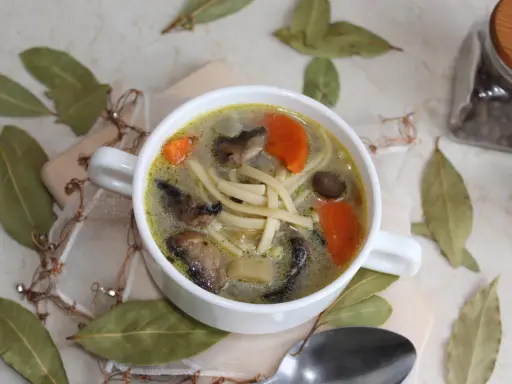 Perfekcyjna zupa pieczarkowa z makaronem? Przepis, który zawsze się uda