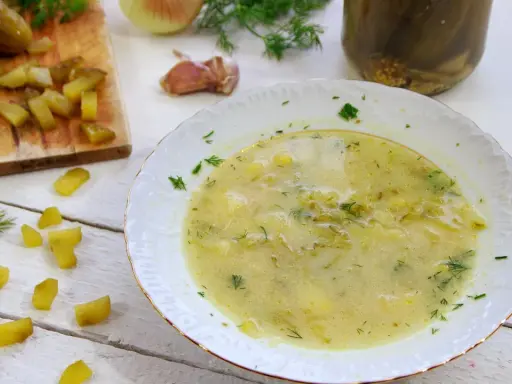 Domowe ogórki tarte na zupę ogórkową: Przepis babci na zimę