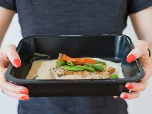 Miesięczny catering: ile kosztuje? Oszczędź do 1000 zł!