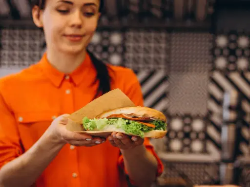 Catering w domu: Sanepid, PKD, koszty. Jak zacząć i zarabiać?