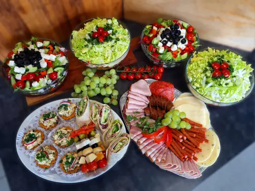 Catering na 20 osób: Ile kosztuje? Odkryj ceny i uniknij pułapek!