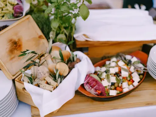 Catering na 50 osób: Od 2000 do 15000 zł co wpływa na cenę?
