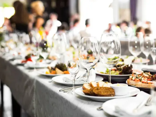 Catering: Kiedy się opłaca? Koszty, czas i efekt WOW na Twojej imprezie.