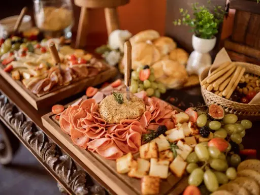 Catering: Ile za osobę? Poznaj ceny i zaoszczędź na imprezie