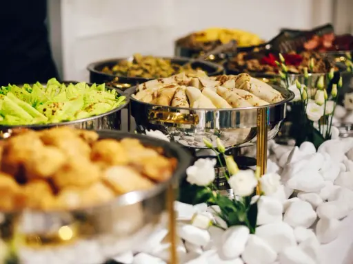 Ile kosztuje catering na 15 osób? Uniknij ukrytych opłat!