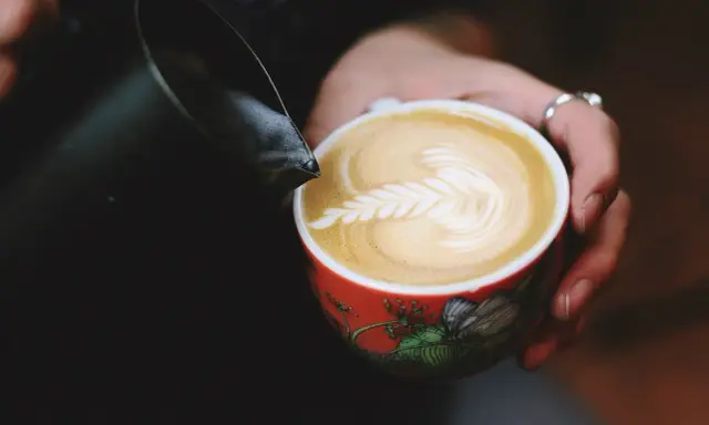 Idealna pianka do kawy w domu: Spień mleko jak barista!