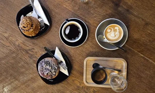 Flat White: Co to? Różnice, przepis i sekrety domowego baristy