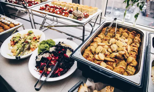 Catering: Dieta pudełkowa i stół szwedzki. Jak jeść z klasą?