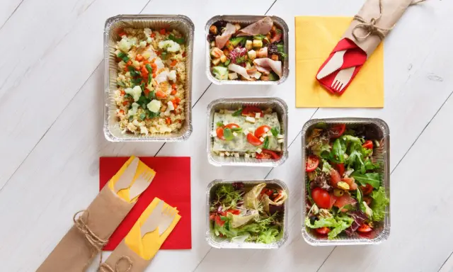 Catering na 30 osób: Ile kosztuje i jak nie przepłacić?